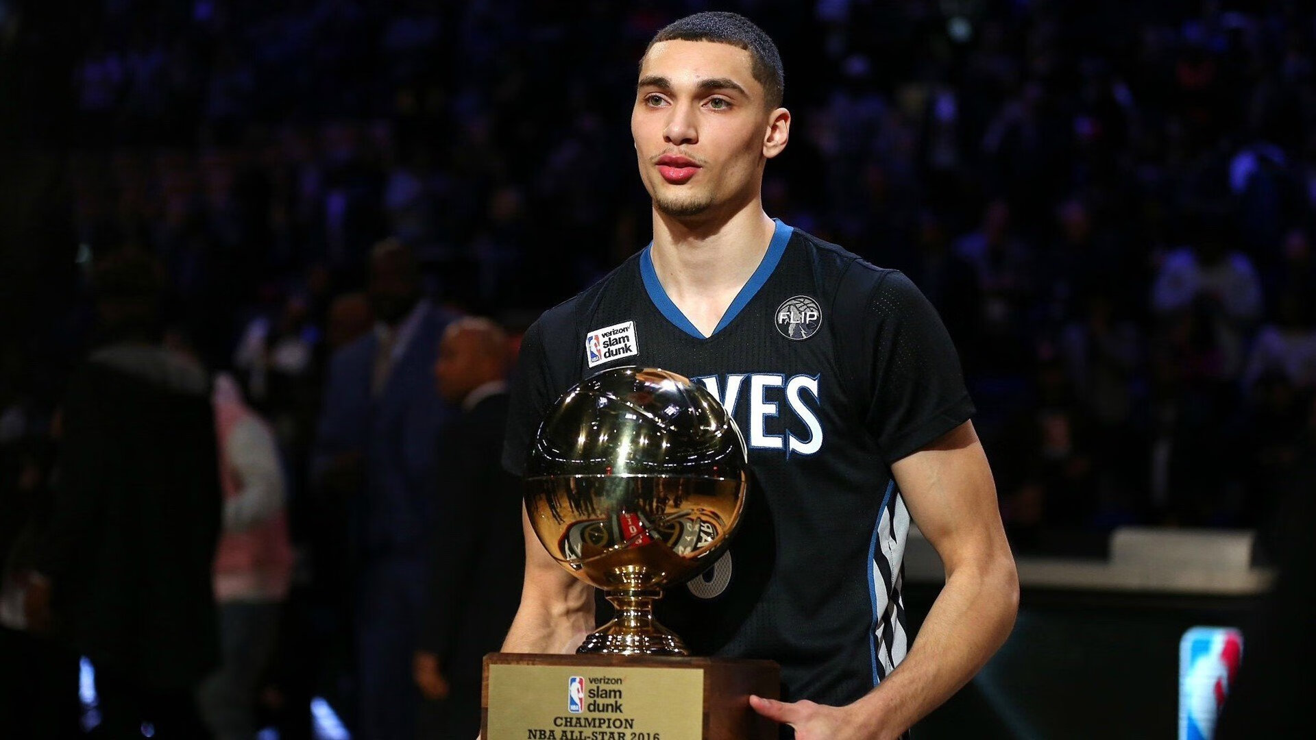 《电子竞技广告新玩法：创新营销引爆粉丝热情》，电子竞技宣传海报